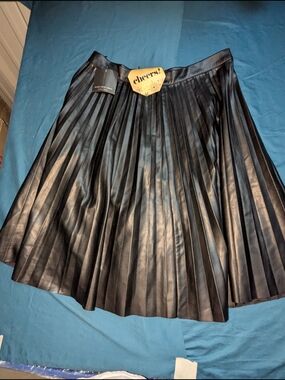 Marc New York Pleated Faux Leather Black Skirt Size 16